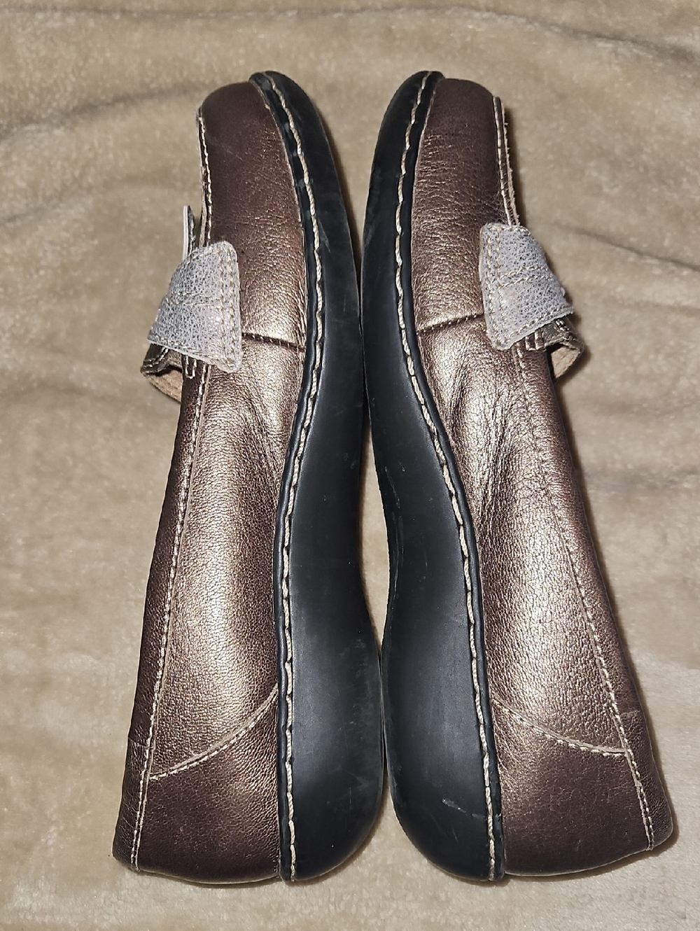 SOLD**Clarks Bronze Ashland Bubble Leather Loafers with Silver Bow - Picture 4 of 10